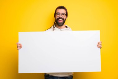 Hippi adam için bir afiş tutarak dreadlocks ile eklemek bir kavram
