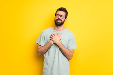 Kalbi bir ağrı olan sakal ve yeşil gömlek ile adam