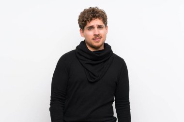 Sarışın adam üzgün ve depresyonda ifade ile izole beyaz duvar üzerinde