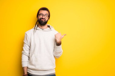 Dreadlocks mutsuz ve yan işaret ile hippi adam