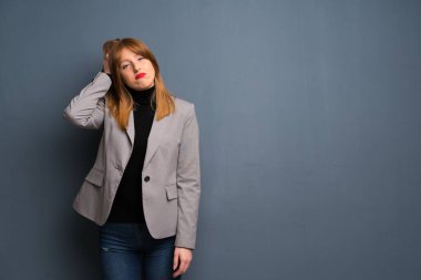 Kızıl saçlı bir iş kadını hayal kırıklığı ve anlayış değil bir ifade ile