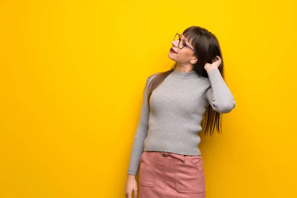 Mujer Con Gafas Sobre Pared Amarilla Pensando Una Idea Mientras —  Fotos de Stock