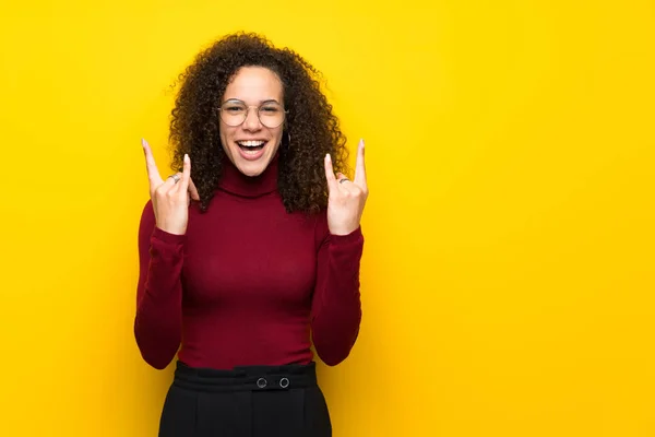 Mujer Dominicana Con Jersey Cuello Alto Haciendo Gesto Roca — Foto de Stock