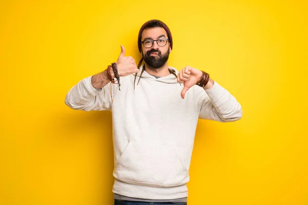 Hippie Man Met Dreadlocks Maken Goed Slecht Teken Onbeslist Tussen — Stockfoto