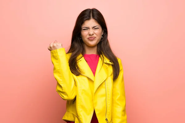 Teenie Mädchen Mit Wütender Geste Über Rosa Wand — Stockfoto