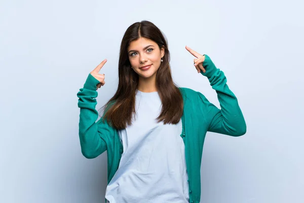 Teenager Mädchen Über Blauer Wand Hat Zweifel Und Denkt Nach — Stockfoto