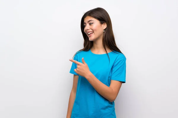 Ragazza Adolescente Con Camicia Blu Che Punta Verso Lato Presentare — Foto Stock