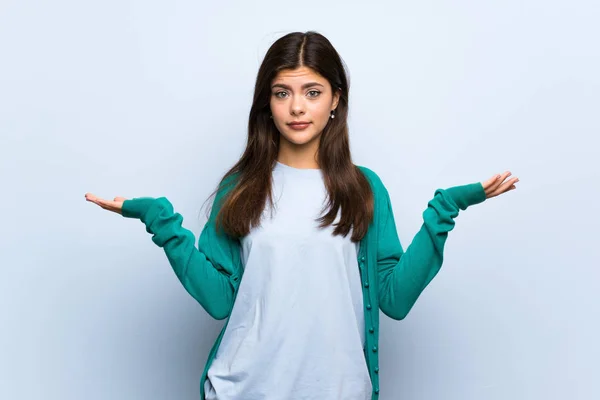 Teenager Mädchen Über Blauer Wand Hat Zweifel Beim Händeheben — Stockfoto