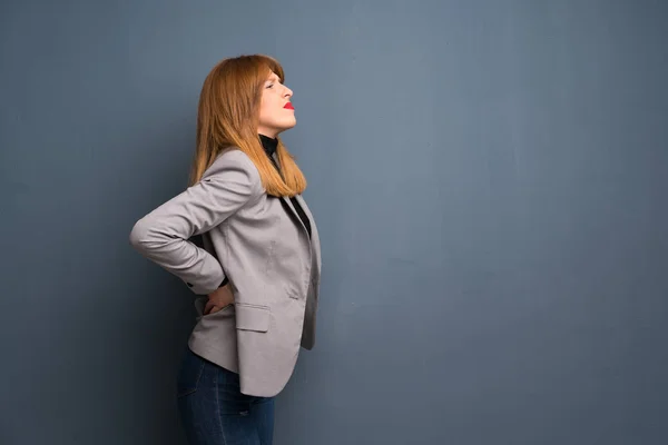 Rothaarige Geschäftsfrau Leidet Unter Rückenschmerzen Weil Sie Sich Bemüht Hat — Stockfoto