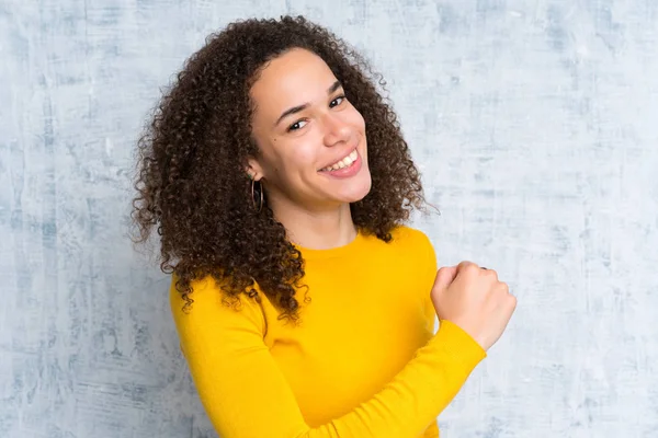 Dominicaanse Vrouw Geïsoleerde Groene Achtergrond Een Overwinning Vieren — Stockfoto