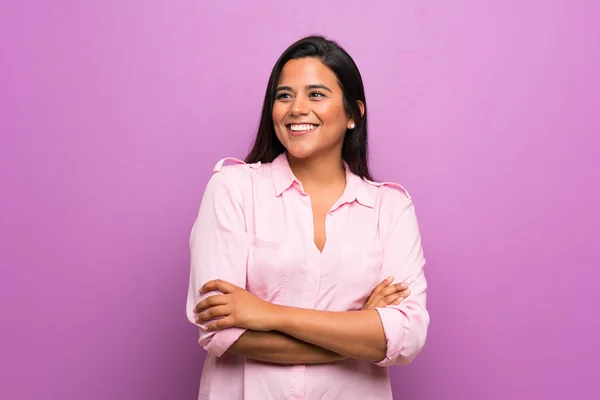 Jovem Colombiana Sobre Parede Roxa Feliz Sorridente — Fotografia de Stock