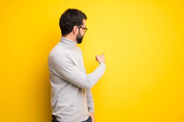 Man Met Baard Coltrui Terug Wijzen Met Wijsvinger — Stockfoto