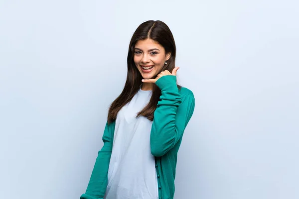 Chica Adolescente Sobre Pared Azul Haciendo Gesto Teléfono Llámame Señal — Foto de Stock