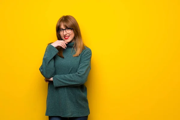 Kobieta Okularach Żółty Ścianę Okulary Uśmiechając Się — Zdjęcie stockowe