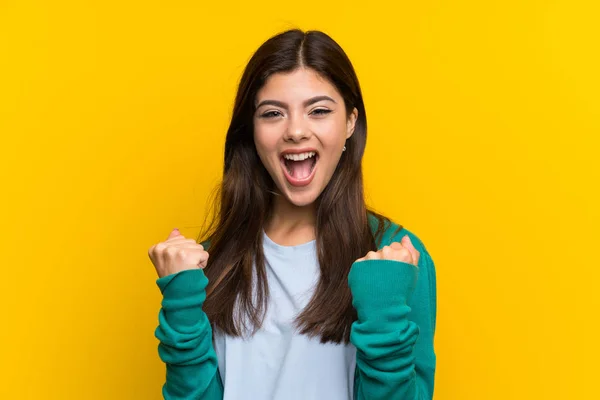 Genç Kız Bir Zaferini Kutluyor Sarı Duvarın Üzerinden — Stok fotoğraf