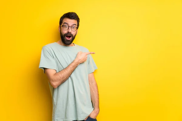Mann Mit Bart Und Grünem Hemd Überrascht Und Zeigt Seite — Stockfoto
