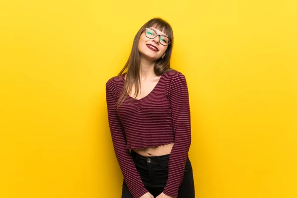 Kobieta Okularach Nad Uśmiechający Się Ściana Żółty — Zdjęcie stockowe