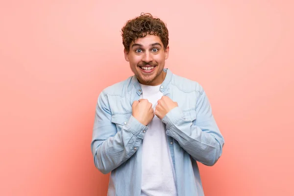 Blonder Mann Über Rosa Wand Mit Überraschendem Gesichtsausdruck — Stockfoto