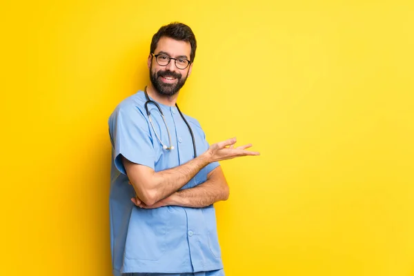 Chirurg Lekarz Mężczyzna Przedstawiając Pomysł Jednocześnie Uśmiechając Się Patrząc Kierunku — Zdjęcie stockowe