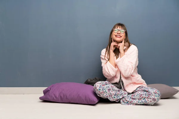 Mujer Pijama Suelo Sonriendo Con Una Expresión Feliz Agradable — Foto de Stock