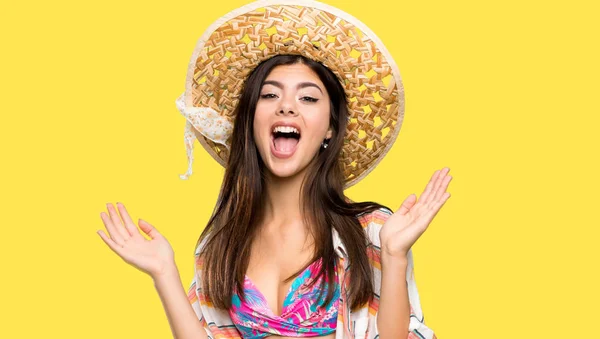 Teenager Mädchen Sommerurlaub Mit Schockiertem Gesichtsausdruck Vor Isoliertem Gelben Hintergrund — Stockfoto