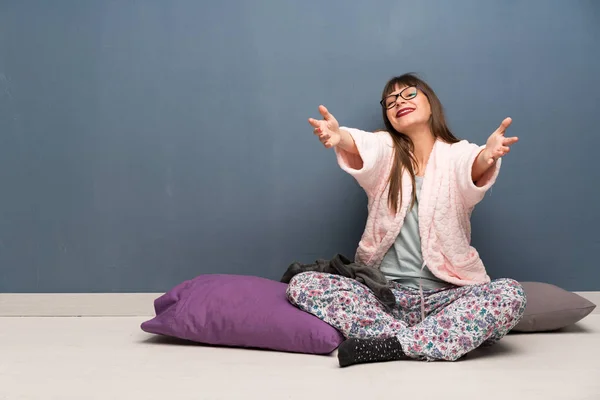 Mujer Pijama Suelo Presentando Invitando Venir Con Mano — Foto de Stock