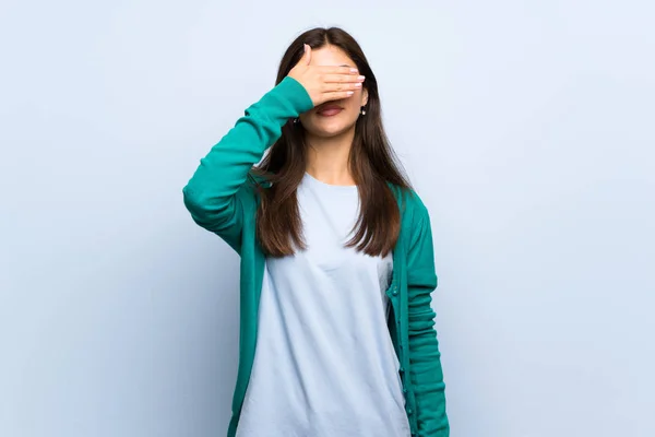 Chica Adolescente Sobre Pared Azul Cubriendo Los Ojos Con Las —  Fotos de Stock