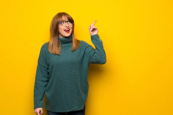 Vrouw Met Bril Gele Muur Willen Realiseert Oplossing Terwijl Een — Stockfoto