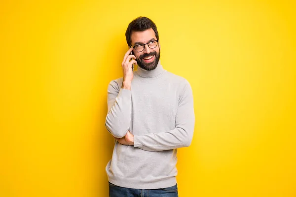 Hombre Con Barba Cuello Alto Manteniendo Una Conversación Con Teléfono — Foto de Stock