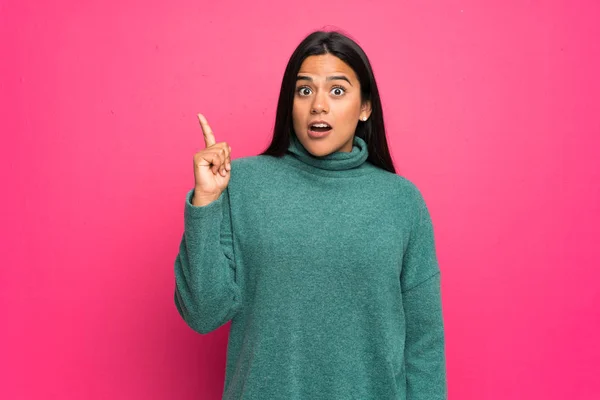 Jovem Colombiana Com Camisola Verde Pensando Uma Ideia Apontando Dedo — Fotografia de Stock