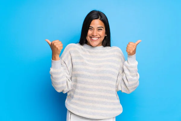 Junge Kolumbianische Mädchen Mit Pullover Gibt Einen Daumen Nach Oben — Stockfoto