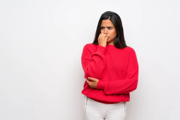 Junges Kolumbianisches Mädchen Mit Rotem Pullover Hat Zweifel — Stockfoto