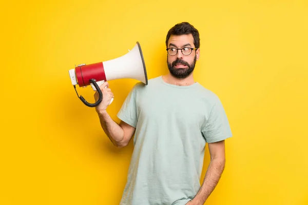 Man Met Baard Groen Overhemd Met Een Megafoon Dat Veel — Stockfoto