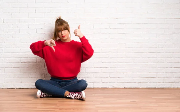 Die Rothaarige Frau Sitzt Auf Dem Boden Und Macht Ein — Stockfoto