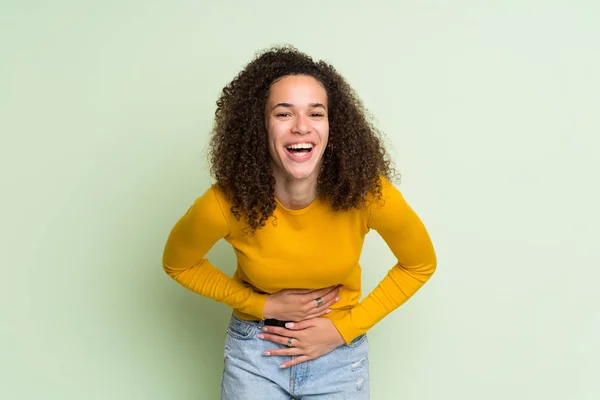 Mujer Dominicana Sobre Fondo Verde Aislado Sonriendo Mucho —  Fotos de Stock