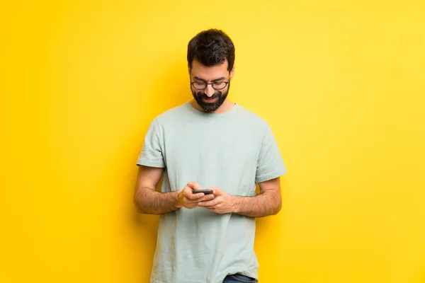 Hombre Con Barba Camisa Verde Enviando Mensaje Con Móvil —  Fotos de Stock