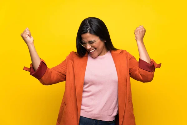 Joven Colombiana Sobre Muro Amarillo Celebrando Una Victoria — Foto de Stock