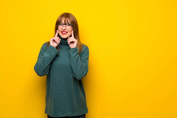 Vrouw Met Bril Gele Muur Glimlachend Met Een Gelukkig Aangename — Stockfoto