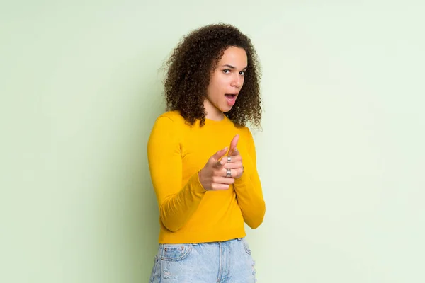 Dominicana Donna Isolato Sfondo Verde Che Punta Verso Parte Anteriore — Foto Stock