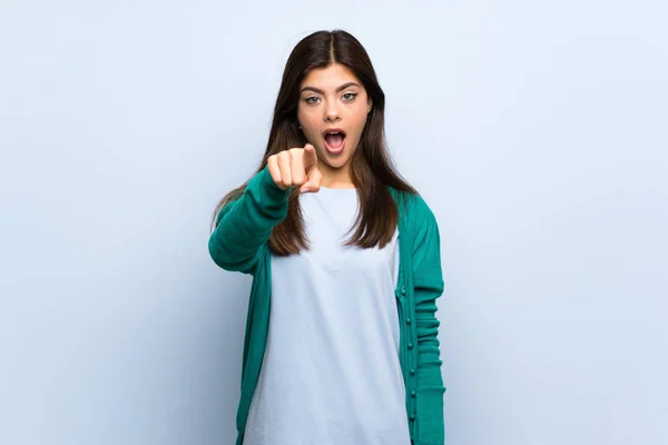 Teenager Girl Blue Wall Surprised Pointing Front — Stock Photo, Image