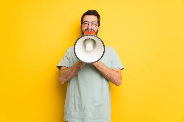 Man Met Baard Groen Overhemd Schreeuwen Door Een Megafoon Kondigen — Stockfoto