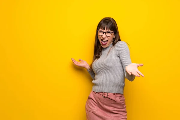 Kobieta Okularach Żółtej Ścianie Dumny Zadowolony Siebie Miłości Siebie Koncepcja — Zdjęcie stockowe