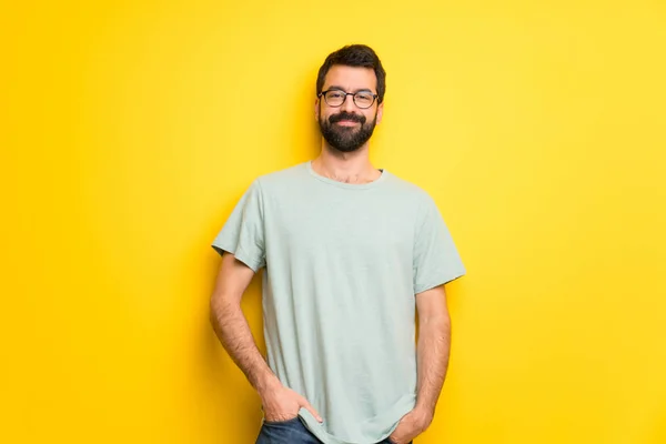 Uomo Con Barba Camicia Verde Posa Con Braccia All Anca — Foto Stock