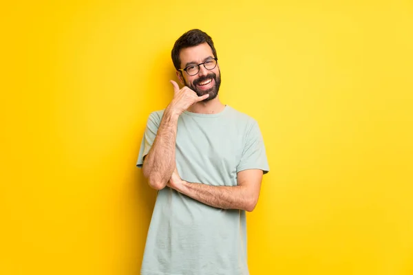 Man Met Baard Groen Overhemd Telefoon Gebaar Maken Bel Terug — Stockfoto