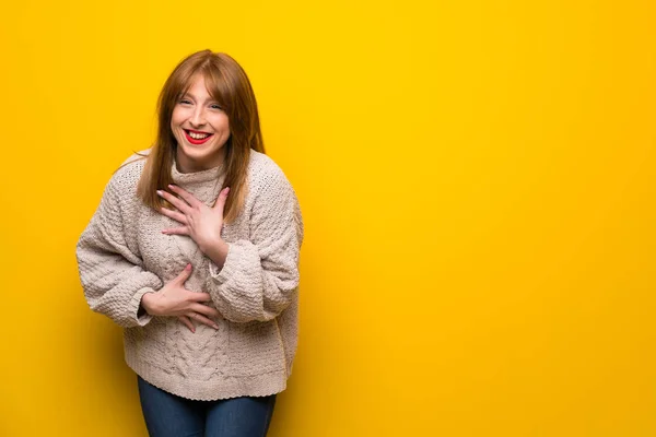 Roodharige Vrouw Gele Muur Glimlachend Alot — Stockfoto