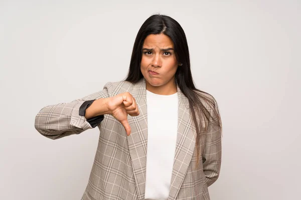 Giovane Ragazza Colombiana Sopra Parete Bianca Mostrando Pollice Verso Basso — Foto Stock