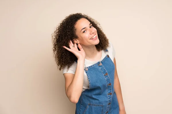 Dominican Woman Overalls Listening Something Putting Hand Ear — Stock Photo, Image