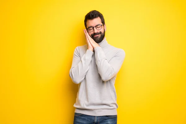 Homme Barbe Col Roulé Faisant Geste Sommeil Dans Une Expression — Photo