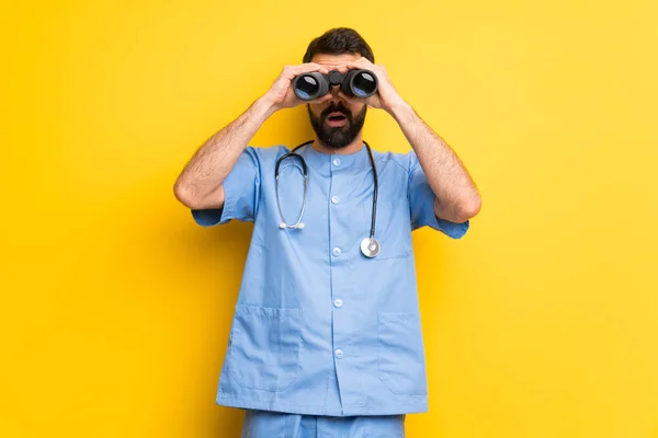 Kirurgen Läkare Man Och Tittar Avstånd Med Kikare — Stockfoto