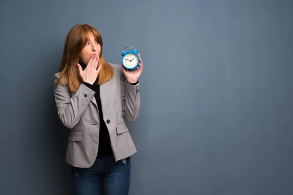 Rothaarige Geschäftsfrau Mit Vintage Wecker — Stockfoto